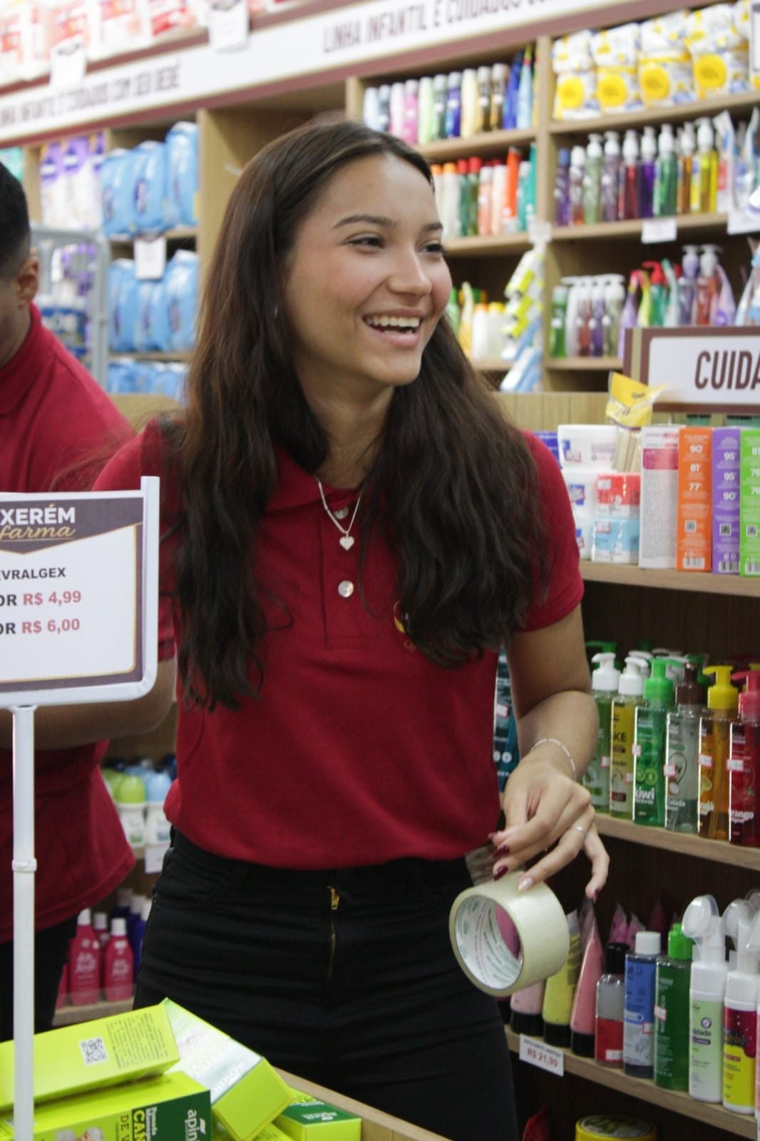 Colaboradora organizando produtos na loja